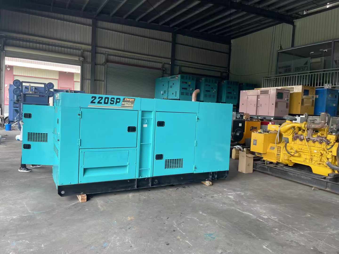 霞山柴油发电机组长期不间断运行时，如何监控其温度和压力？