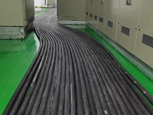 霞山如何根据理论计算公式计算温度对特定电压测量结果的影响？