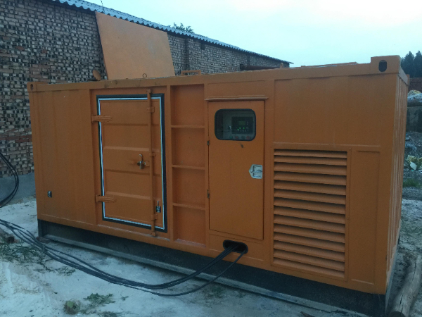 霞山发电机组长期使用中，电缆线的敷设路径有哪些要求？